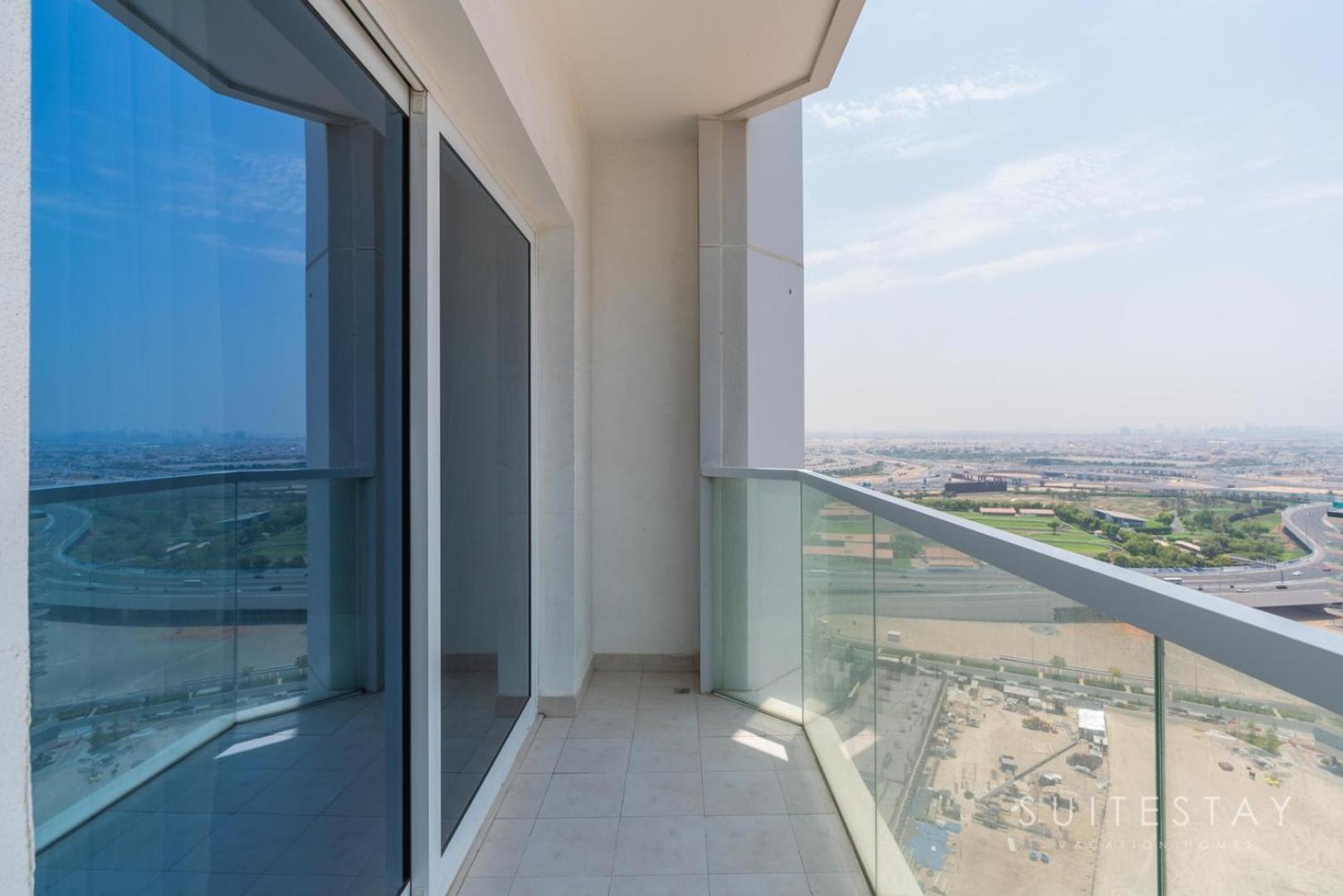 Apartment Centre Prime With Pool And Gym Access Dubai